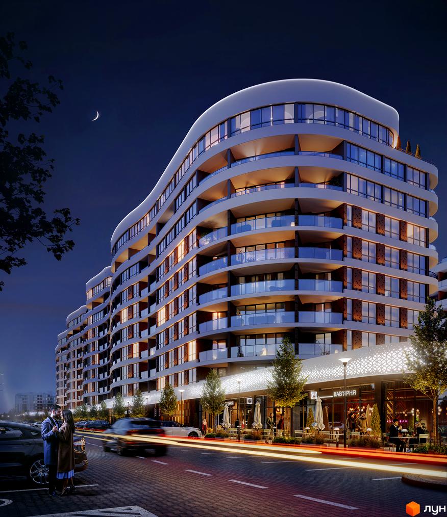 Житловий комплекс Синергія Сіті з хвилястими фасадами та скляними балконами вночі. Біля будинку розташовані кафе та парковка.