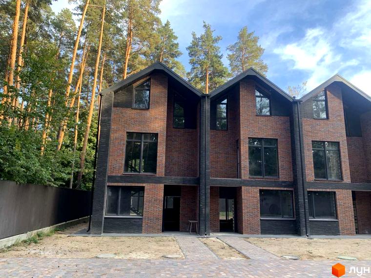 Таунхаус Forest Lane - цегляні фасади, великі вікна, сучасна архітектура. Поруч ліс та доглянута прибудинкова територія.