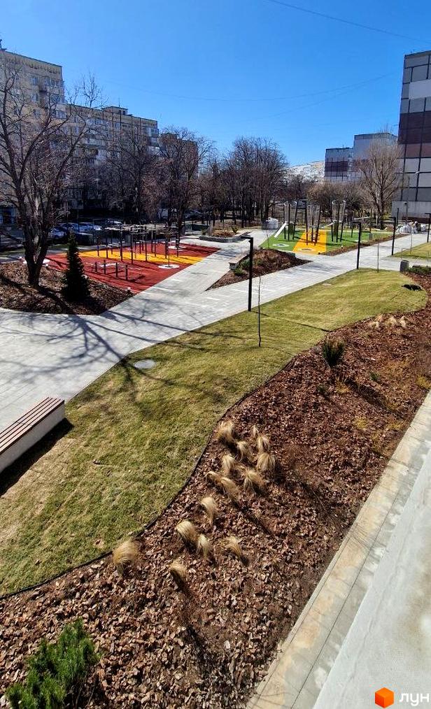 Житловий комплекс Вертикаль: оновлений двір з дитячими майданчиками та зонами відпочинку. Сучасний ландшафтний дизайн та зелені насадження.