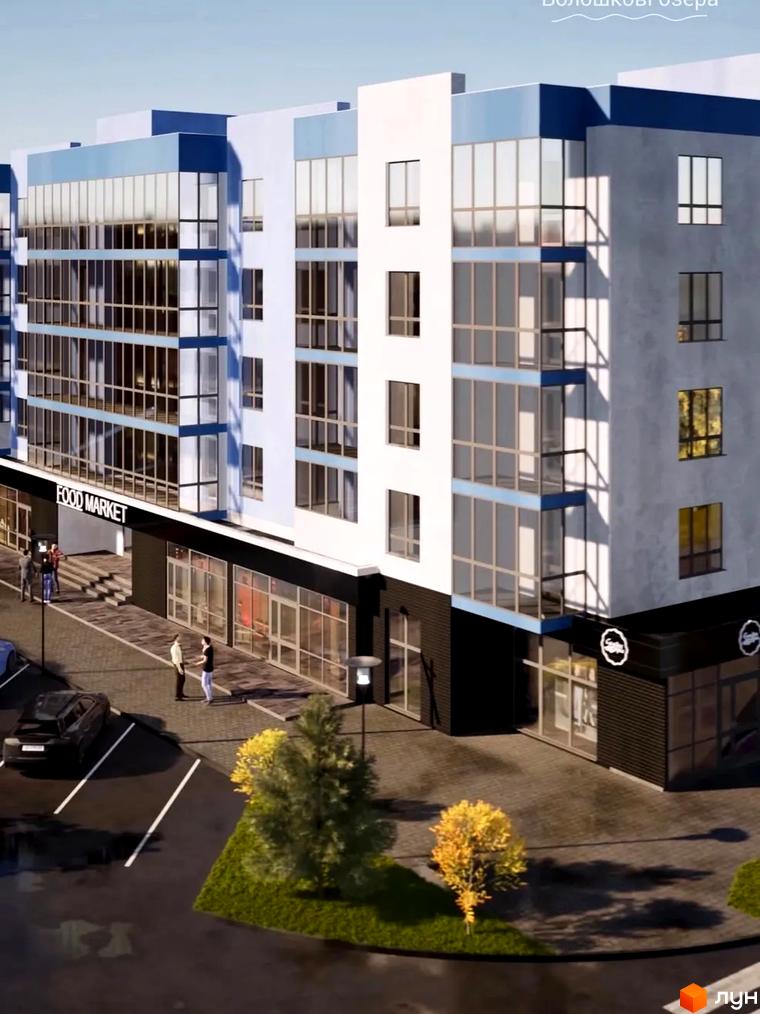 Житловий комплекс Волошкові озера, сучасна фасадна частина будинку з великими вікнами та комерційними приміщеннями на першому поверсі, упорядкована прибудинкова територія з парковкою та зеленими насадженнями.