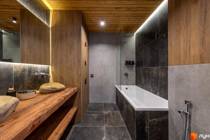 Дизайн ванної кімнати в містечку котеджів КМ Agat Resort & SPA з дерев'яними елементами та кам'яним оздобленням. Ванна кімната з ванною, душем та умивальником.