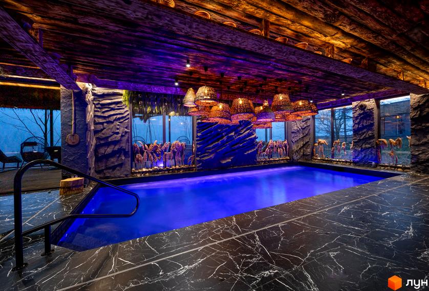 Котеджне містечко Агат Резорт & SPA: інтер'єр басейну з блакитною водою, кам'яними стінами та дерев'яною стелею.