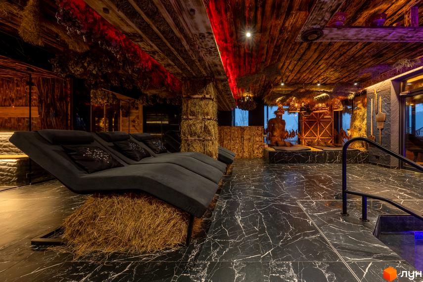 Інтер'єр SPA зони в КМ Агат Резорт & SPA з лежаками та дерев'яними елементами. Релаксуюча атмосфера для відпочинку.