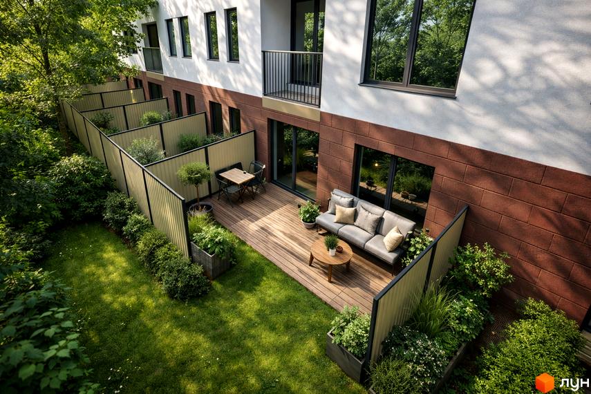 Житловий комплекс 4ROOM: фасад з цегляним оздобленням та приватна тераса з диваном і столиком. Зелена галявина та огороджена зона відпочинку.
