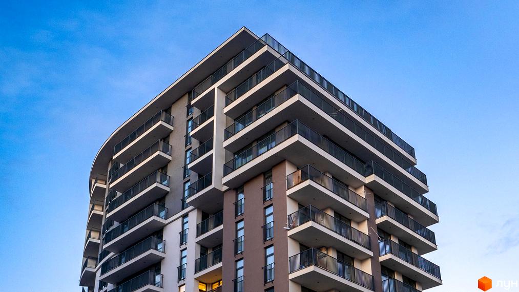 Зовнішній вигляд житлового комплексу Crystal з численними балконами та сучасним дизайном. Новобудова з виразною архітектурою.