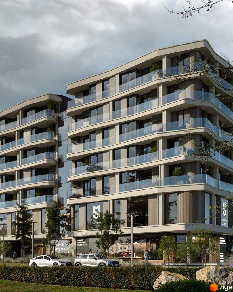 Зовнішній вигляд новобудови San Marco City з балконами та скляними фасадами. Навколо будинку зелена зона та автомобілі.
