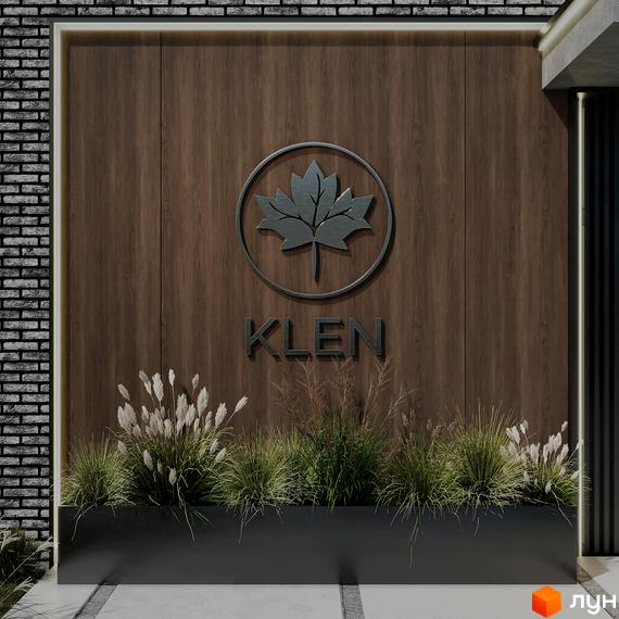 Фасад житлового комплексу KLEN з дерев'яним оздобленням та логотипом. Перед будинком розташовані зелені рослини у довгій чорній клумбі.