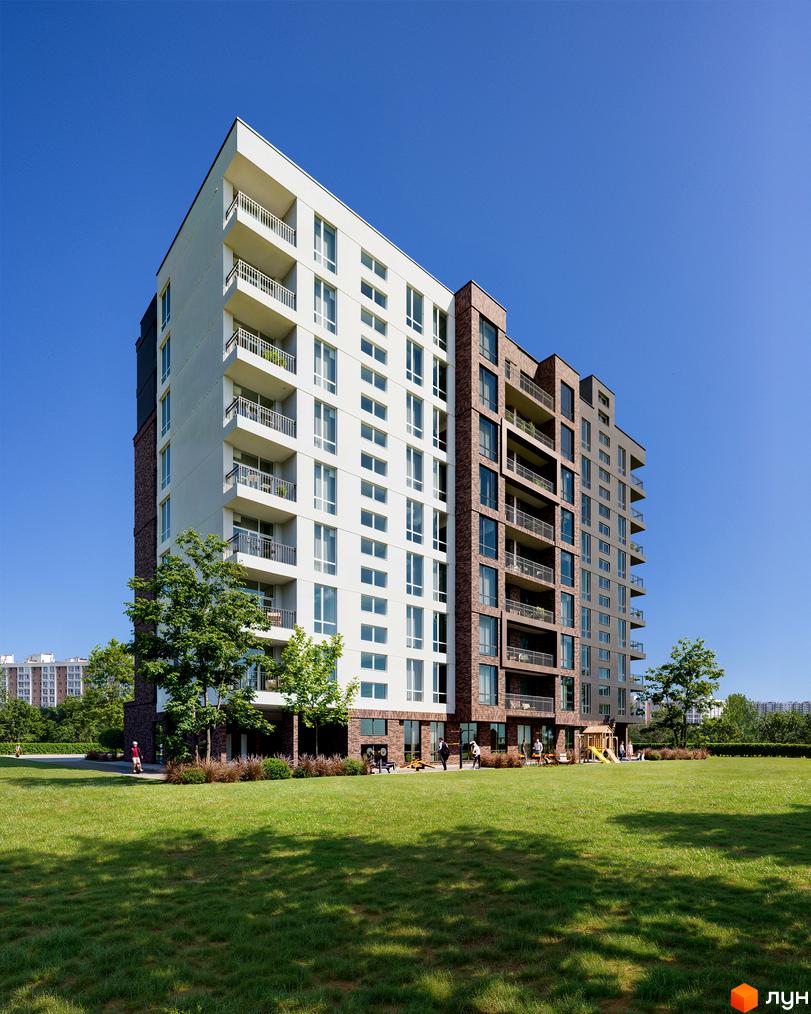 Житловий комплекс Park Residence SMART: багатоповерховий будинок з білим та цегляним фасадами, балконами. Перед ним зелений газон, дерева та дитячий майданчик.