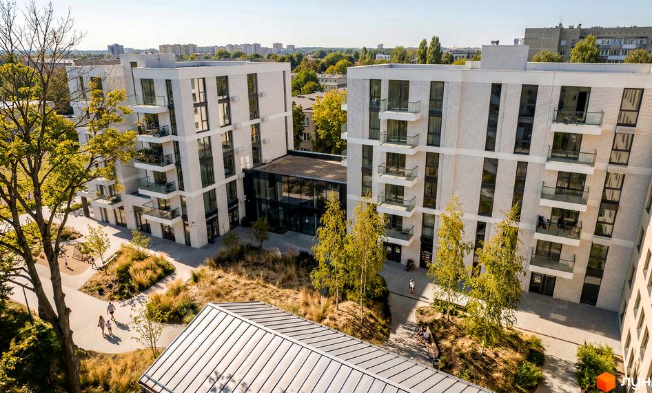 Новобудова на Замарстинівській, 83б: два будинки зі світлою цегляною кладкою та балконами. Ландшафтний дизайн з доріжками, деревами та насадженнями.