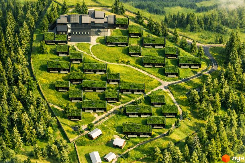 YUGEN by FIVE FORCES - комплекс з будинків з зеленими дахами, розташований на схилі гори серед лісу.
