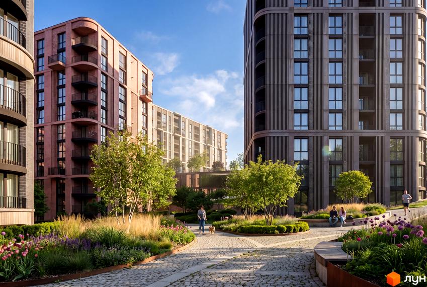 Житловий комплекс Uptown: цегляні та сучасні фасади будівель з балконами, зелений внутрішній двір з доріжками та місцями для відпочинку.