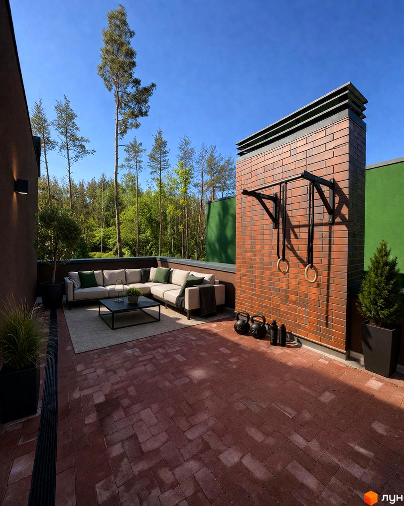 Таунхауси Madera House з цегляною зовнішньою стіною та зоною для тренувань на терасі з диваном та кавовим столиком.