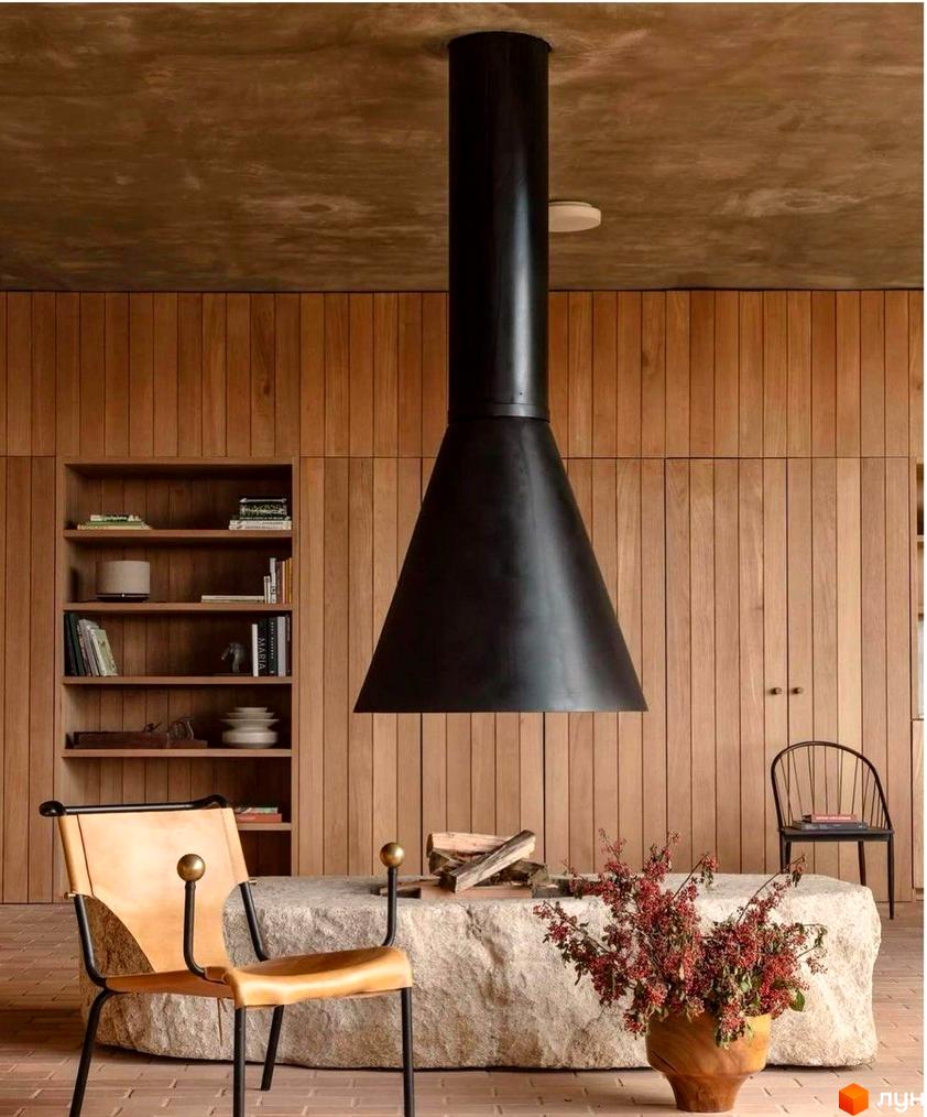Інтер'єр Oselia apartments з каміном та дерев'яними панелями. Стильний дизайн вітальні з меблями.