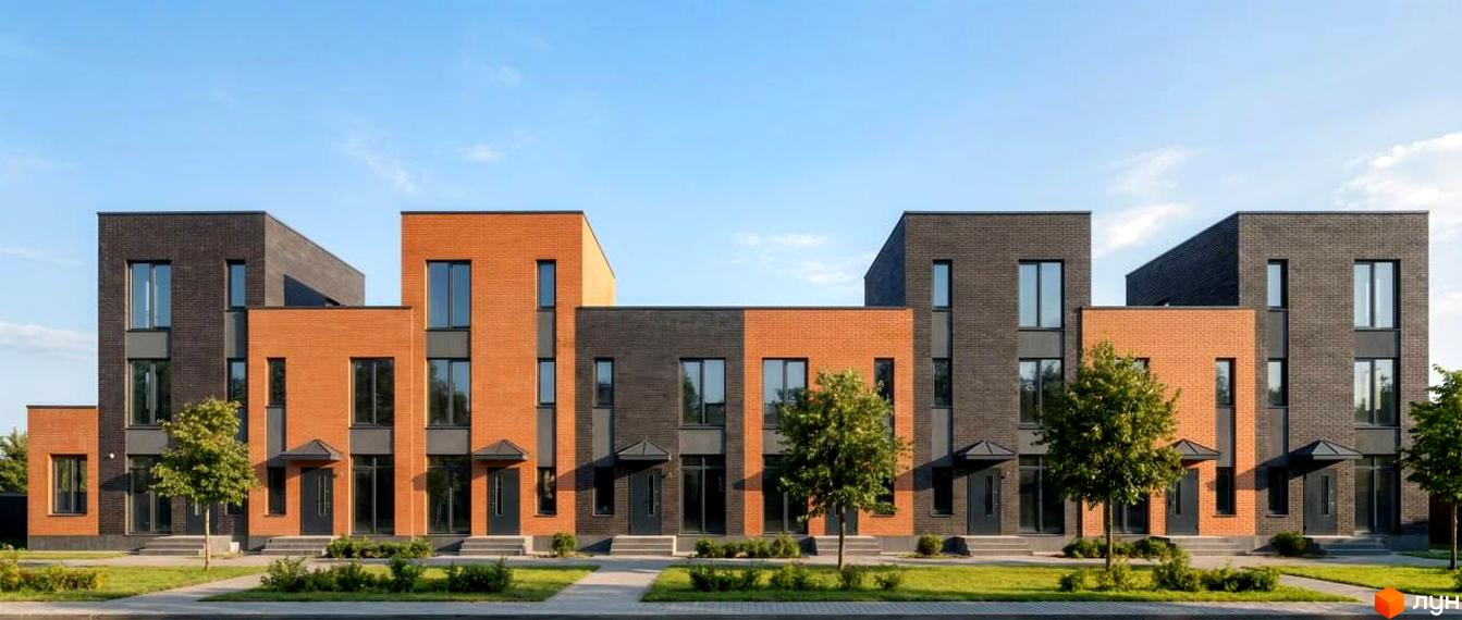 Зовнішній вигляд таунхаусів Nord-Wood Gardens з цегляним фасадом та прибудинковою територією з деревами та газоном.