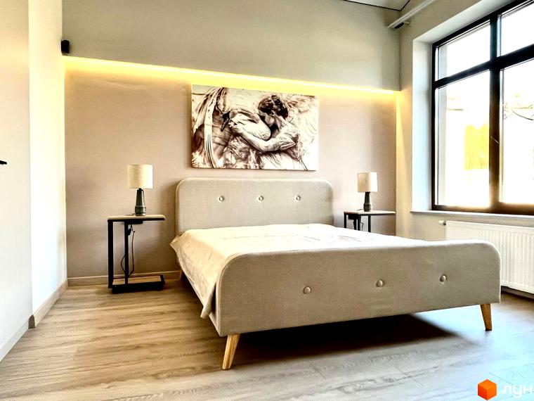 Спальня з ліжком, приліжковими тумбами та великим вікном в будинку Котеджного містечка TAO Residence.