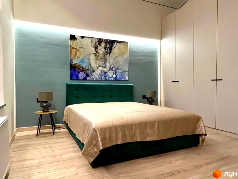 Спальня в Котеджному містечку TAO Residence з великим ліжком, картиною над узголів'ям, приліжковими тумбами та вбудованими шафами.