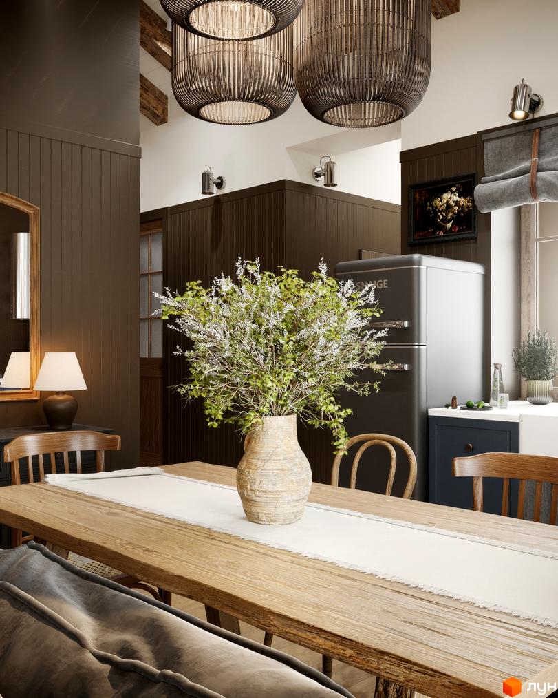 Інтер'єр їдальні в котеджному містечку КМ ПАВЗА Village and Spa з дерев'яним столом, вазою з квітами та ретро-холодильником.