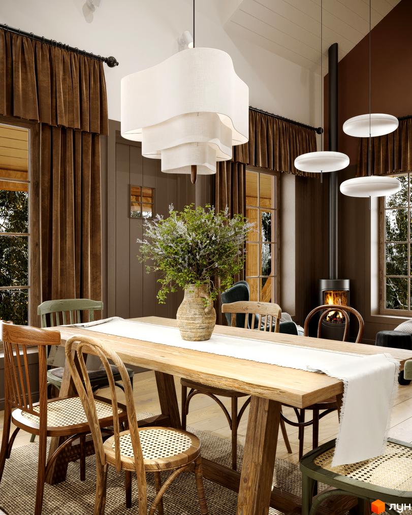 Інтер'єр їдальні в котеджному містечку КМ ПАВЗА Village and Spa з дерев'яним столом, плетеними стільцями та каміном.