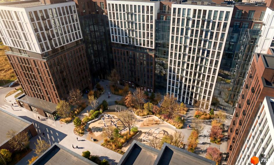 Житловий комплекс Nova City - це багатоповерхові будинки з цегляним та скляним фасадом, що оточують внутрішній двір з дитячим майданчиком та осінніми деревами.