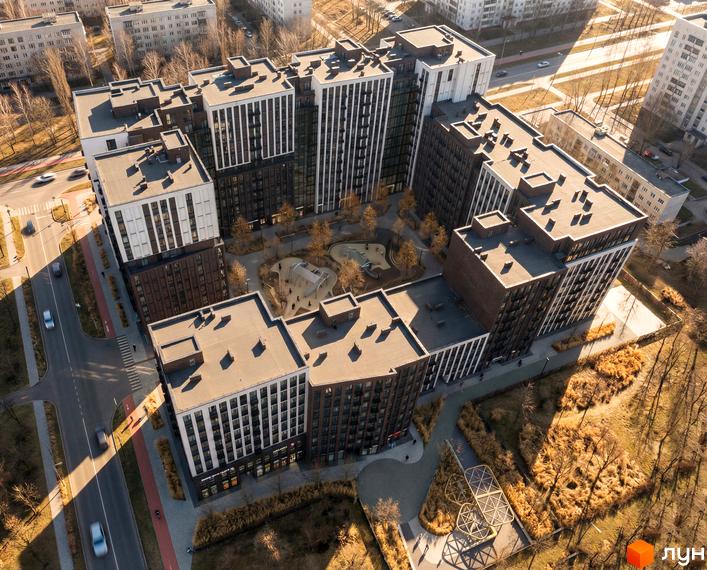 Житловий комплекс Nova City: багатоповерхові будинки з темними та світлими фасадами, внутрішній двір з дитячим майданчиком та зонами відпочинку.