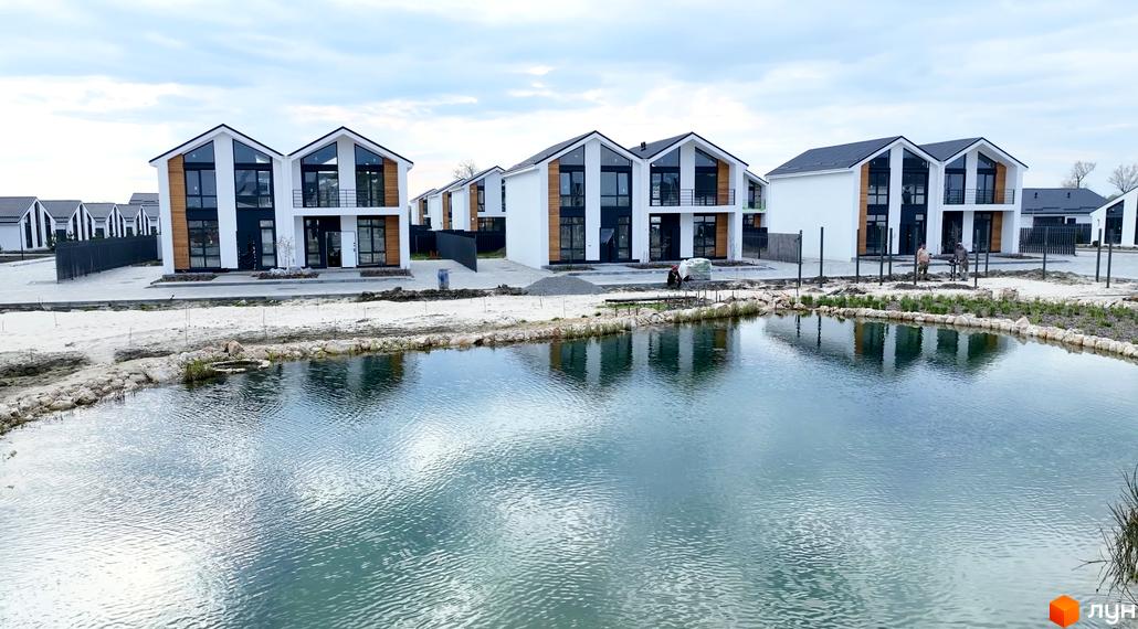 Котеджне містечко КМ Gardd House Eco Village з сучасними будинками та озером. Зовнішній вигляд будинків та прибудинкова територія.