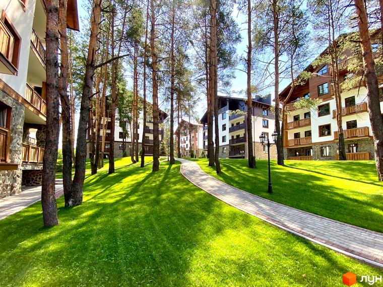 Житловий комплекс DESNA residence з багатоповерховими будинками та доглянутою прибудинковою територією з доріжками та зеленою травою.