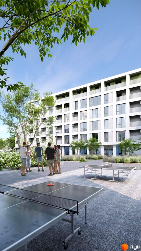 Житловий комплекс Green Hill City: білий багатоповерховий будинок з балконами та великими вікнами. На прибудинковій території розташовані тенісні столи та зелені насадження, де відпочивають люди.