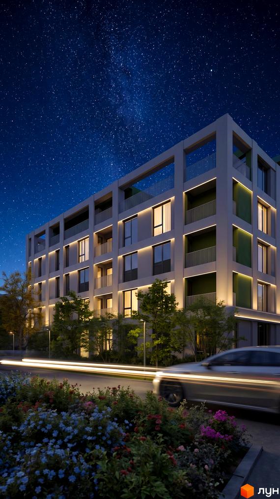 Житловий комплекс Green Hill City: багатоповерховий будинок зі світлим фасадом, підсвіченими вікнами та балконами. Перед будинком дорога, квіткові клумби та зоряне небо.