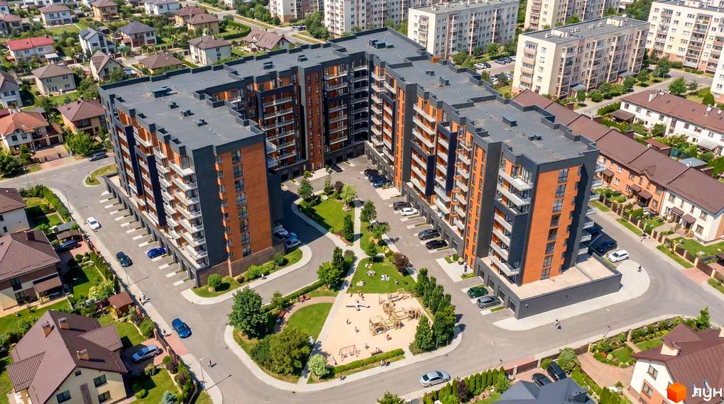 Житловий комплекс Садовий квартал складається з багатоповерхових будівель з темно-сірими та помаранчевими фасадами. На внутрішній території розташовані зелені газони, дерева та дитячий майданчик.