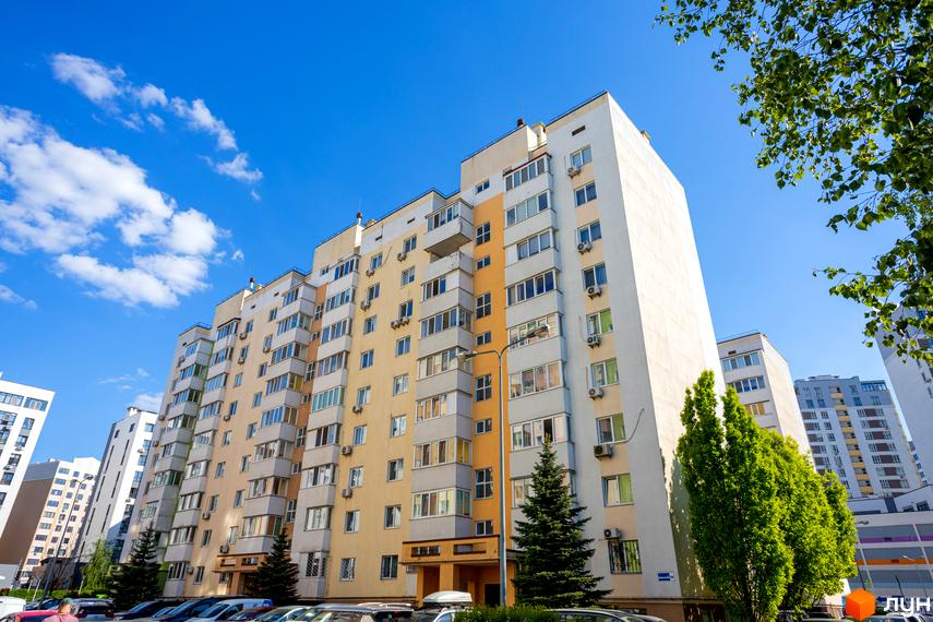 Житловий комплекс Pionerskiy – це багатоповерхові будинки з різнокольоровими фасадами та численними балконами, розташовані на тлі блакитного неба.
