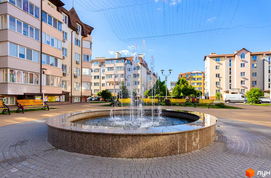 Житловий комплекс Pionerskiy має багатоповерхові будинки світлих відтінків. Прибудинкова територія облаштована фонтаном, зеленими насадженнями та лавками.