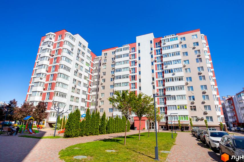Житловий комплекс Сакура – багатоповерховий будинок з біло-червоно-бежевим фасадом. На території є зелені насадження, дитячий майданчик та парковка.