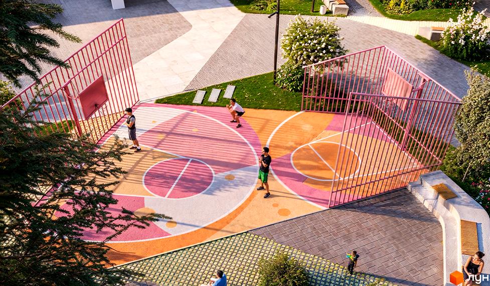 Житловий комплекс Family Plaza: яскравий дитячий майданчик та зона для спорту. Сучасний дизайн прибудинкової території з ландшафтним озелененням.
