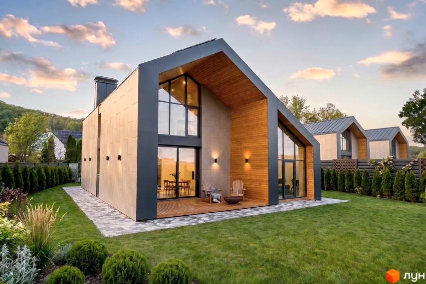 Котеджне містечко КМ Piemont eco village: двоповерховий будинок з великими вікнами та дерев'яним оздобленням фасаду, зелена галявина та доглянутий сад.