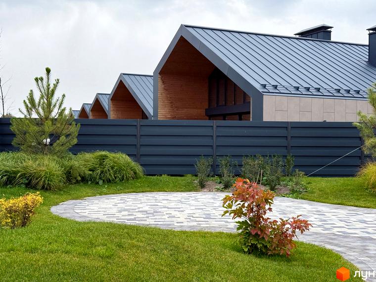 Котеджне містечко КМ Piemont eco village з сучасними будинками та доглянутою прибудинковою територією з бруківкою та зеленими насадженнями.