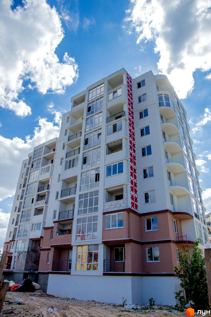 Житловий комплекс Вишиванка - це сучасна новобудова з панорамними вікнами та балконами. Навколо будинку облаштована прибудинкова територія.