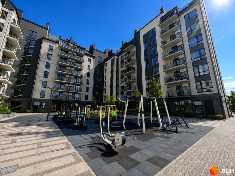 Житловий комплекс Park Residence: багатоповерхові будинки з сірими та світлими фасадами, балконами. У дворі спортивний майданчик з тренажерами та бруківка.