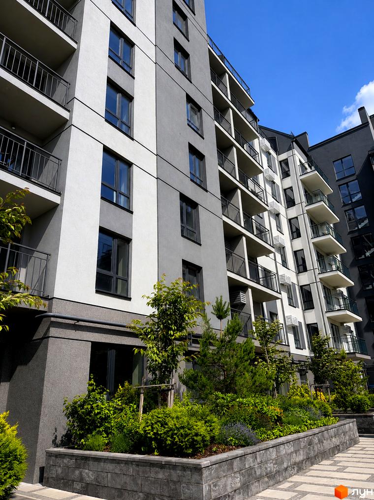 Житловий комплекс Park Residence: фасади будівель з балконами та кондиціонерами, зелена прибудинкова територія з кущами та деревами.