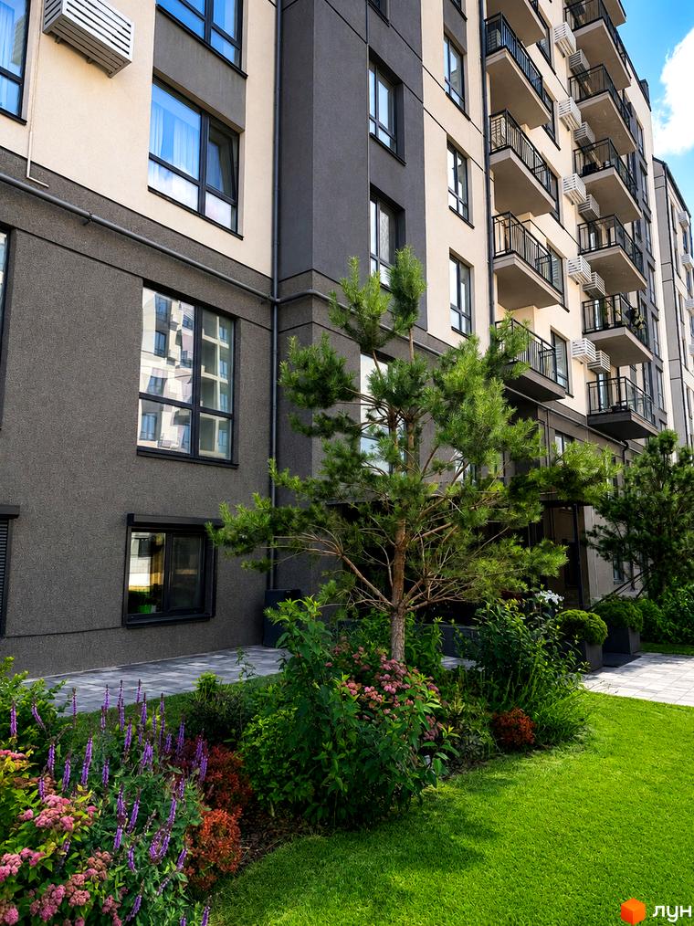 Житловий комплекс Park Residence: багатоповерховий будинок бежево-сірого кольору з вікнами та балконами. Прибудинкова територія з газоном, деревами та квітами.