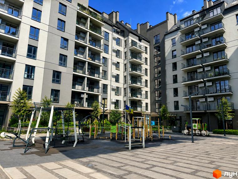 Житловий комплекс Park Residence: світло-сірі багатоповерхові будинки з балконами. У дворі облаштований дитячий майданчик та зелені зони.