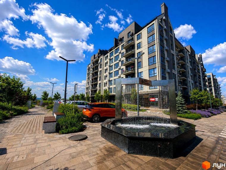Новобудова ЖК Park Residence з фонтаном та прибудинковою територією. Зовнішній вигляд будинку та ландшафтний дизайн.
