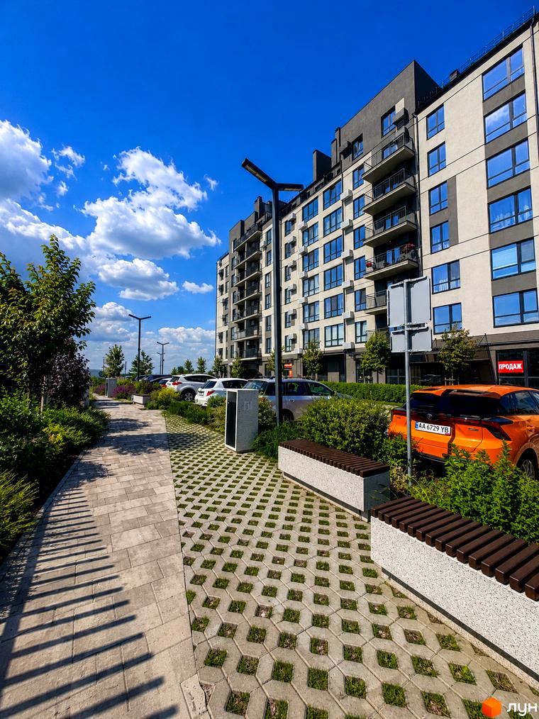 Житловий комплекс Park Residence з багатоповерховими будинками та доглянутою прибудинковою територією з пішохідними доріжками та зонами відпочинку.