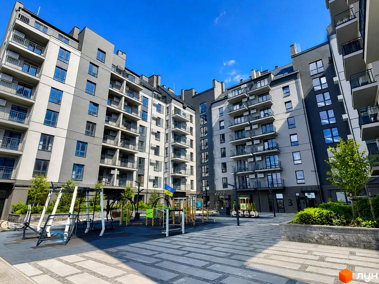 Житловий комплекс Park Residence з сірими фасадами та балконами, дитячим майданчиком та зоною для спорту.