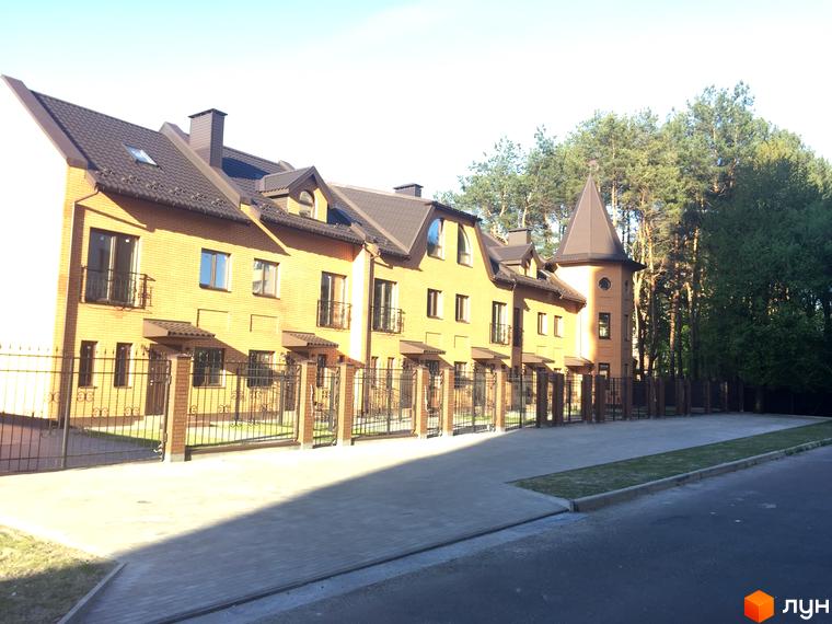 Житловий комплекс Соборна Фортеця - цегляні будинки з темними дахами та кованими огорожами. Прибудинкова територія з бруківкою та зеленими насадженнями.