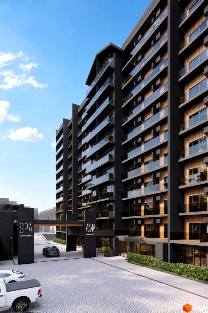 Багатоповерховий будинок AMA APARTMENTS з темним фасадом, балконами зі скляними огорожами та дерев'яними елементами. На передньому плані в'їзд на територію з вивісками та вимощений двір.