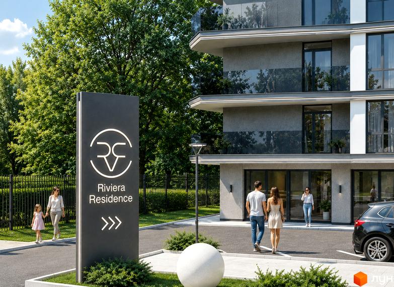 Фасад Житлового комплексу Riviera Residence з великими вікнами. На території вказівник, зелені насадження та пішохідні доріжки.
