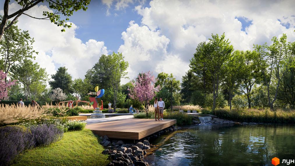 Паркова зона Котеджного містечка ARTPARK з водоймою, дерев'яним пірсом, зеленими насадженнями, квітковими клумбами та арт-об'єктом.
