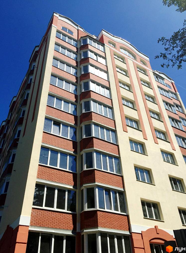 Зображення фасаду багатоповерхового будинку в Житловому комплексі Родинний затишок. Вигляд новобудови з вікнами та оздобленням.