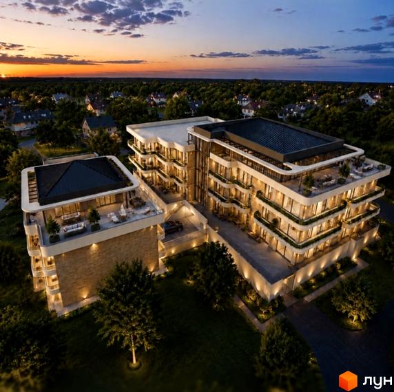 Багатоповерховий Клубний будинок MOONSTONE з вигнутими балконами та великими вікнами, освітлений ввечері. Прибудинкова територія має доглянуті газони та дерева.