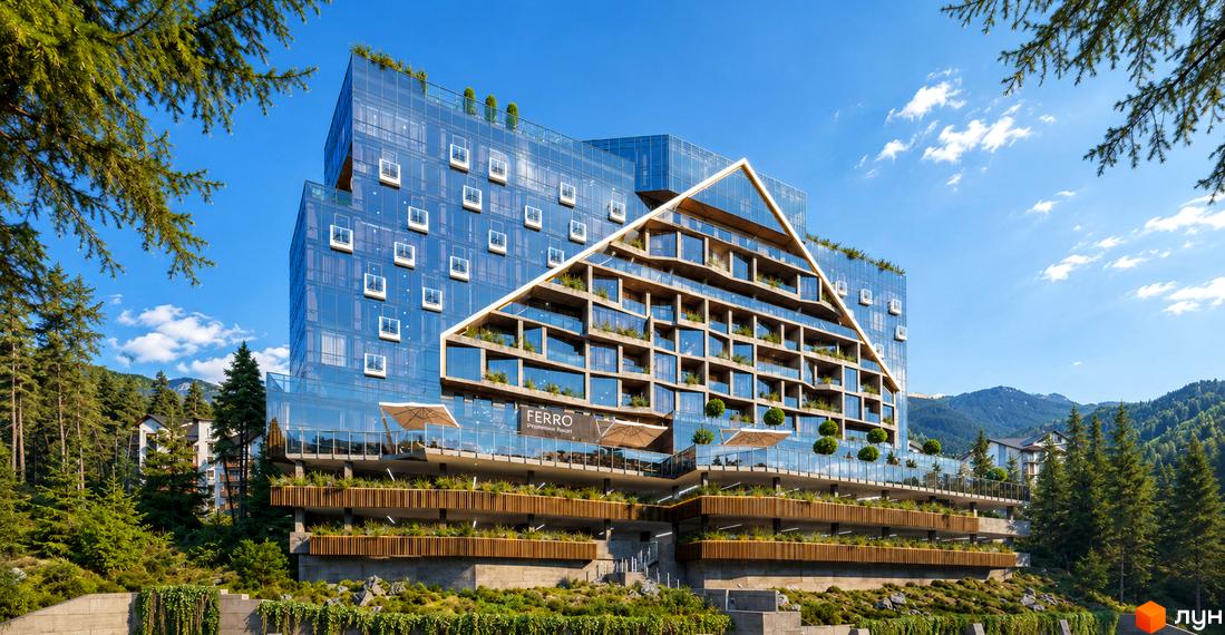 Багатоповерховий будинок FERRO Premium Resort Bukovel зі скляним фасадом та трикутною секцією з озелененими балконами. Навколо розташовані зелені дерева та гірський ландшафт.